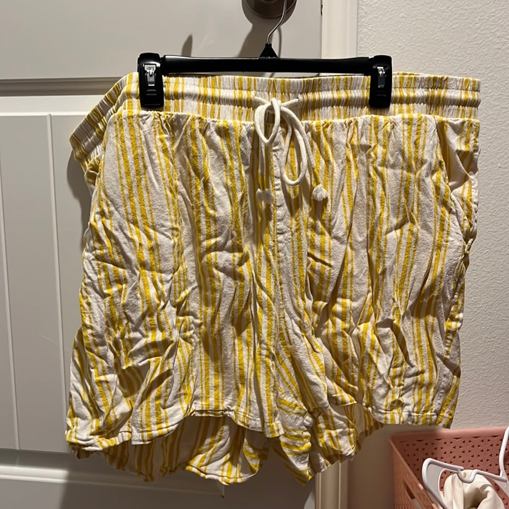 Torrid yellow linen size 4 shorts